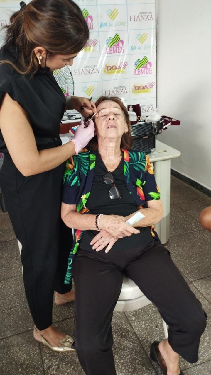 Atendimento de cuidado e estética para idosa em ação comunitária