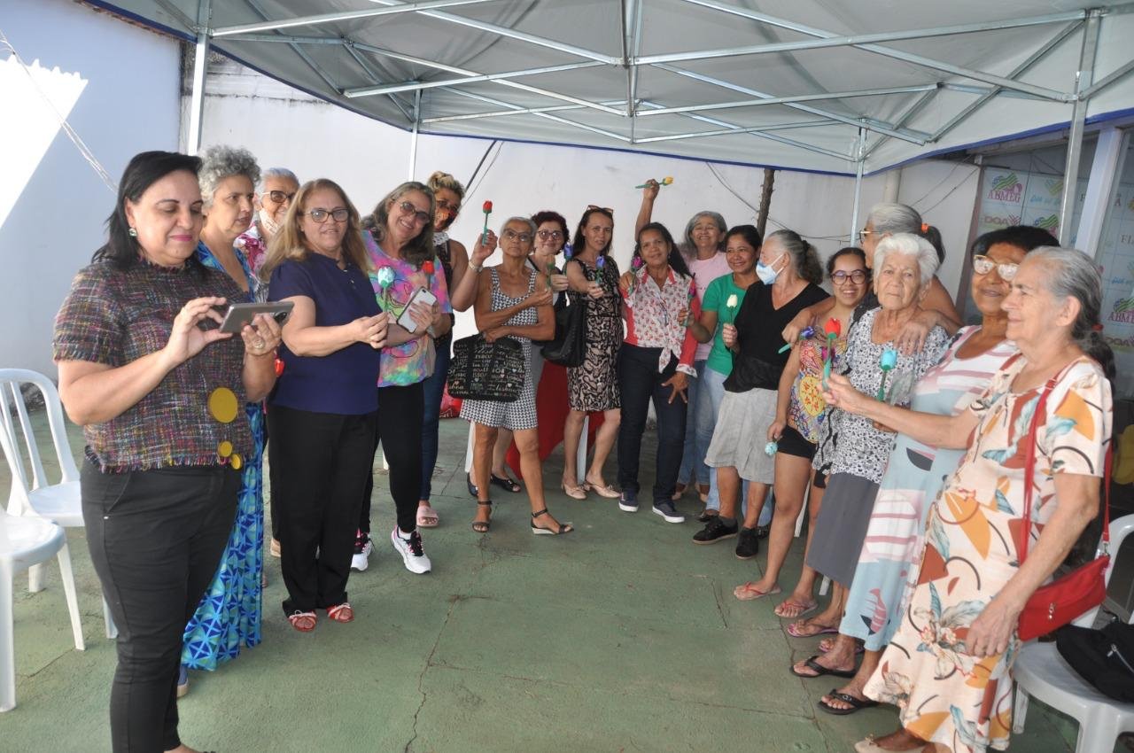 Grupo da melhor idade reunido em atividade ao ar livre da ABMEG